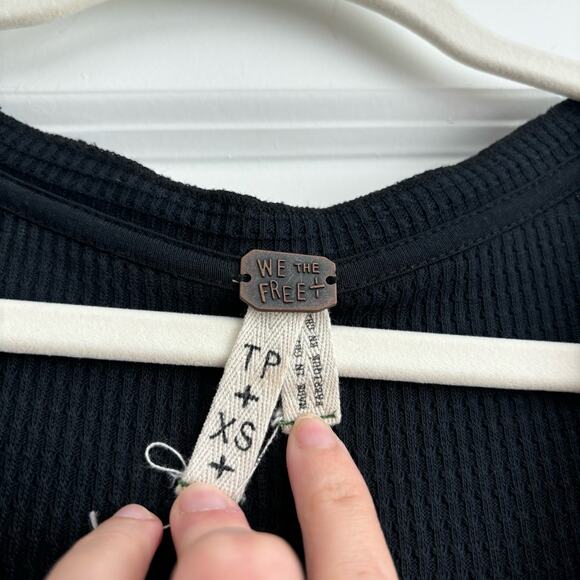 Free People Basic Pullover Henley Top Sz XS Black Essential Boho - Picture 2 of 7